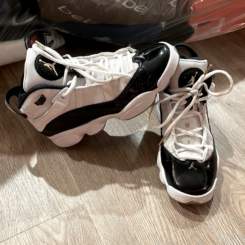 Boys Jordan’s US 5.5 Patent leather